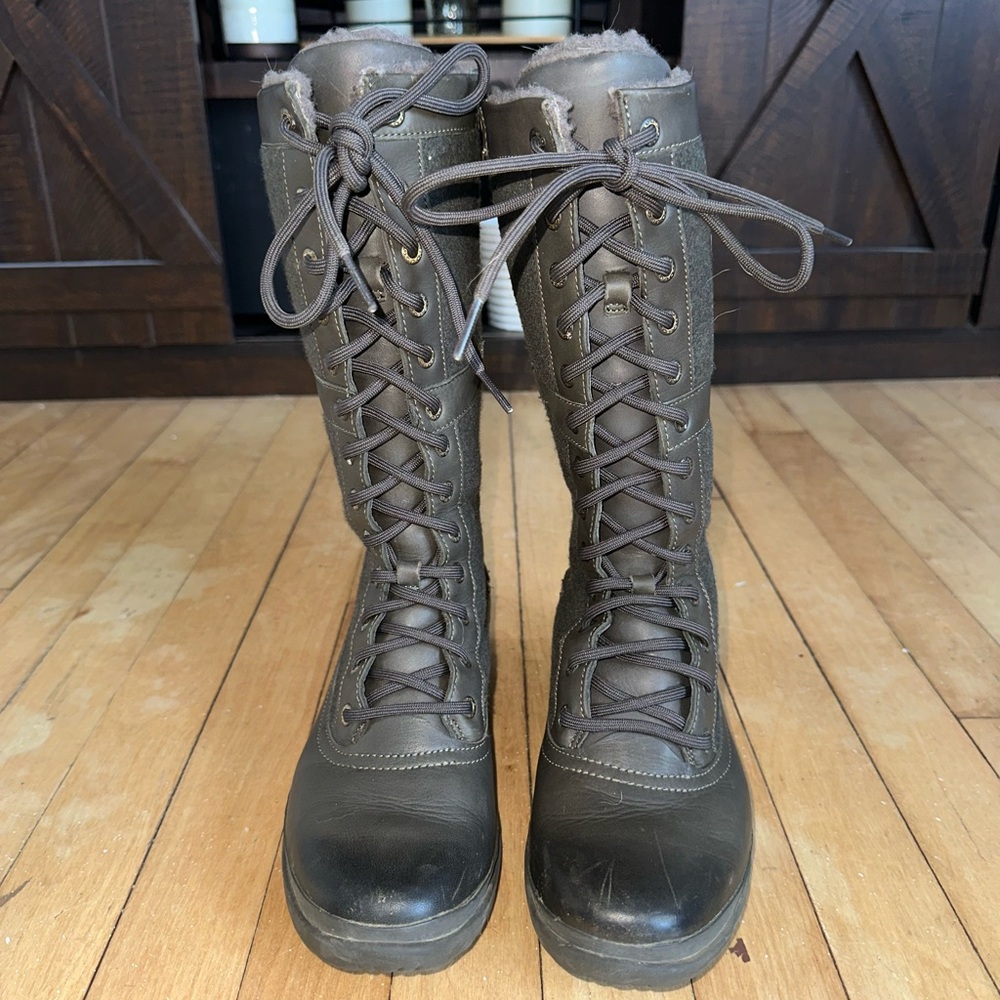 UGG Elvia Boot size 8